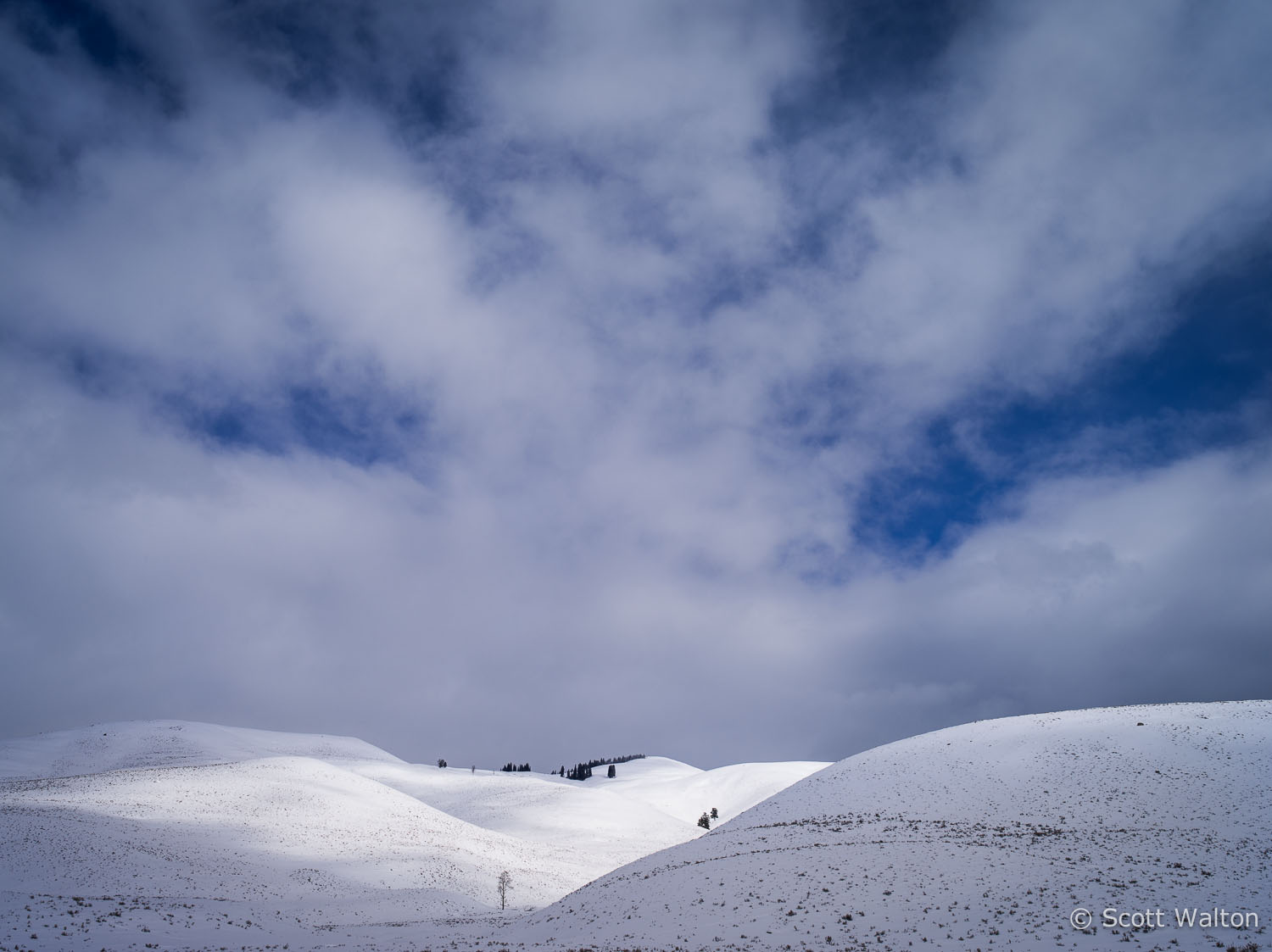 rolling-hills-lamar-valley-snow-yellowstone-national-park-wyoming.jpg