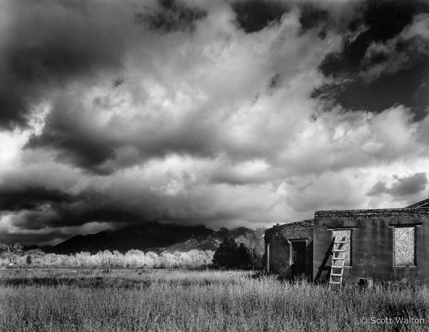 adobe-home-ladder-near-taos-new-mexico.jpg